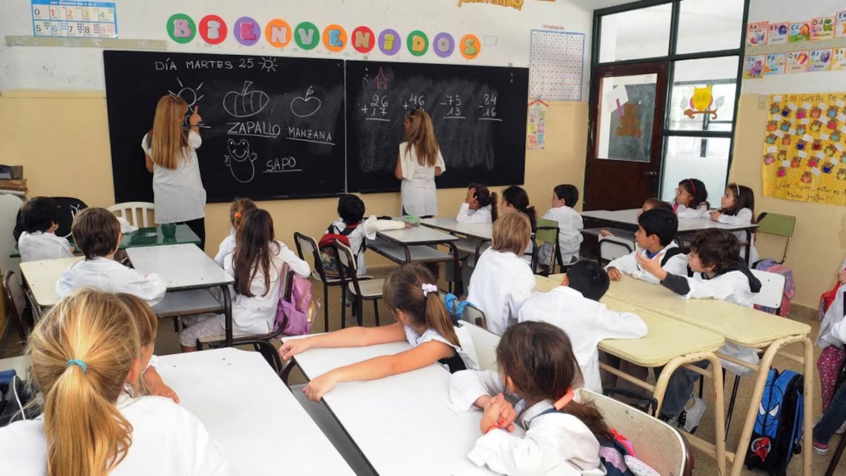 El gobierno presentó una oferta anual a los docentes con cobertura contra la inflación y sumas remunerativas y bonificables